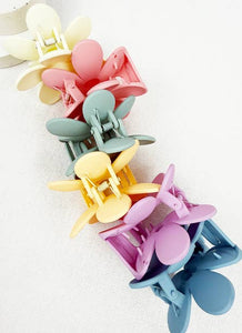 Daisy Matte Hair Claw